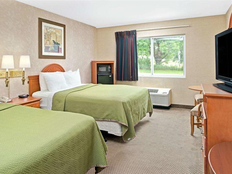Travelodge By Wyndham Lincoln Airport I-80 Экстерьер фото
